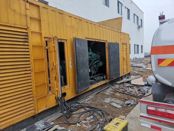 平陆如何在发电机出租合同中约定设备的维修和保养责任？